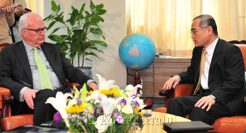 Stephen Bosworth (left), U.S. special envoy on North Korea policies, meets with Seoul’s chief nuclear envoy Wi Sung-lac at the South Korean Foreign Ministry, Tuesday. (Ahn Hoon/The Korea Herald)