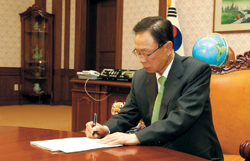 Speaker Park Hee-tae signs a letter of invitation to the G20 Seoul Speakers’ Consultation. (National Assembly)