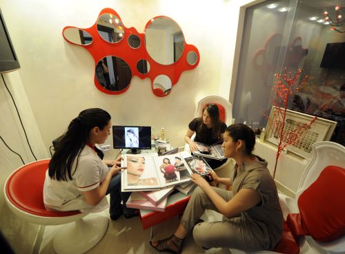 Young women choose hairstyles in a hairdressing salon called “Boulbaba,” one of the most famous in Tunis, on May 13. (AFP-Yonhap News)