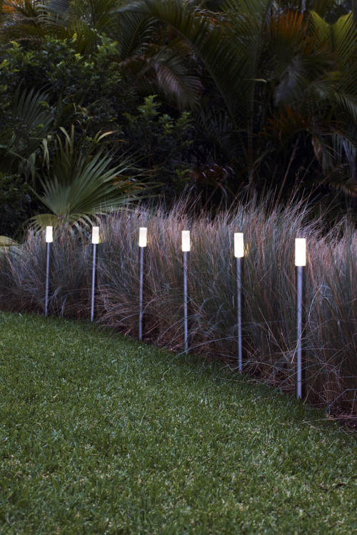 Courtesy of Jamiedurie.com, this image shows an outdoor space designed by HGTV’s Jamie Durie, host of “The Outdoor Room with Jamie Durie,” using solar lighting. (AP-Yonhap News)