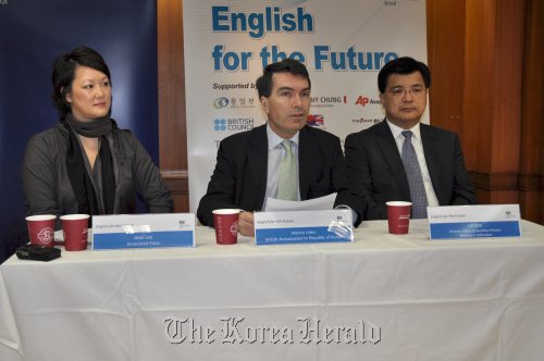 British Ambassador Martin Uden (center) with Jean Lee (left), Seoul bureau chief of the Associated Press, and Kim Jung-roh, director of policy cooperation division of the Ministry of Unification, at a press briefing on the launch of the British Embassy English language program for North Korean defectors. (Yoav Cerralbo/The Korea Herald)