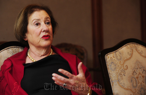 Betsy Cohen, founder of Bancorp Inc. and trustee of the Asia Society, talks about the planned creation of a megabank in Seoul on Wednesday. (Park Hae-mook/The Korea Herald)