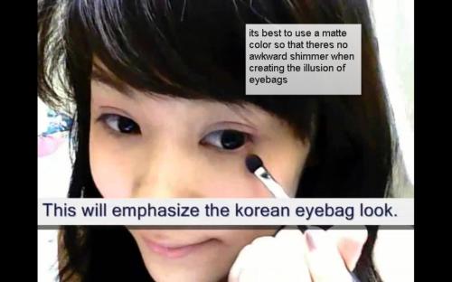 A Vietnamese girl demonstrates how to do a “Korean eyebag look” in her YouTube post. (Captured from YouTube)