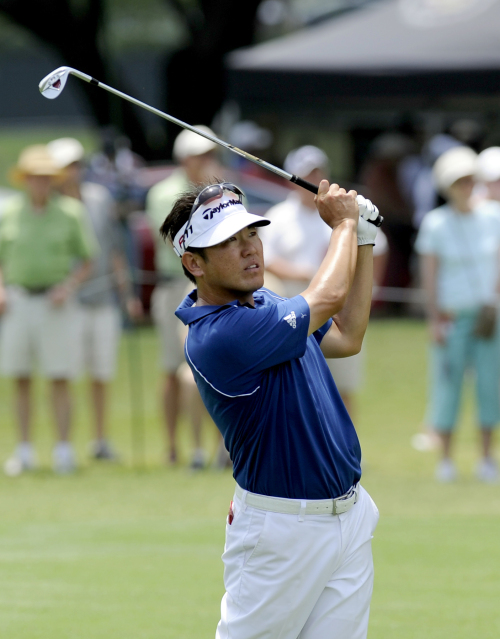 Korea’s Charlie Wi watches his approach shot on the second hole. (AP-Yonhap News)