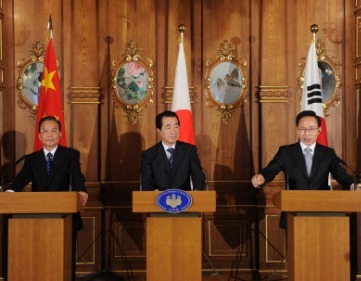 South Korean President Lee Myung-bak (right), Japanese Prime Minister Naoto Kan (center) and Chinese Premier Wen Jiabao hold a news conference after their summit in Tokyo on Sunday. (Yonhap News)