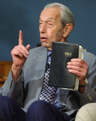Harold Camping speaks while holding the Bible, in San Leandro, Calif. (AP-Yonhap News)