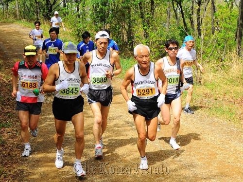 Hyundai Heavy Industries Chairman Min Keh-sik (fourth from left) runs a mountain marathon race with other company employees on May 1 in Ulsan. (Hyundai Heavy Industries)