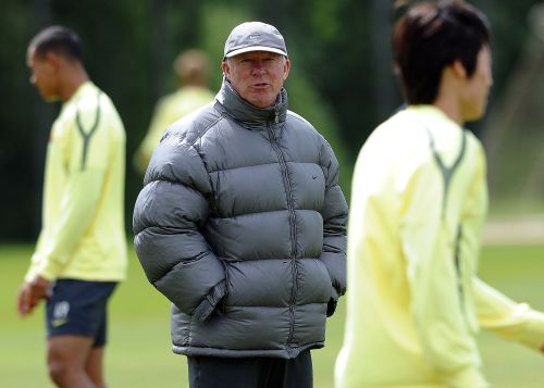 Manchester United manager Alex Ferguson (center) watches a team training session at their Carrington training ground in Manchester on Tuesday. (AFP-Yonhap News)