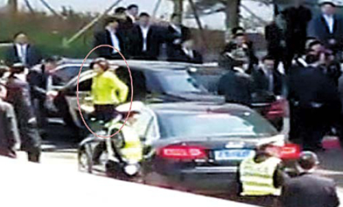 A lady thought to be Kim Ok, de facto wife of North Korean leader Kim Jong-il, gets out of the limousine she shared with Kim Jong-il in Nanjing, China on Tuesday. At least one South Korean intelligence official believes her to be Kim Ok. (Yonhap News)