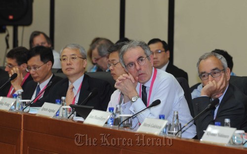 Foreign scholars and experts in financial sectors attend the Bank of Korea International Conference 2011 to discuss the future of the international financial architecture. (Lee Sang-sup /The Korea Herald)