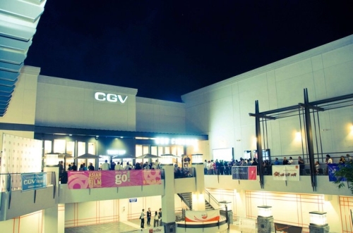 A long queue is formed at CGV L.A. on one of the nights during the 2011 Los Angeles Asian Pacific Film Festival. (CGV L.A.)