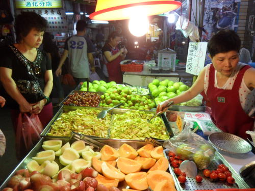 A vendor sells fruits at the Tung Hua Night Market. (Kim Yoon-mi/The Korea Herald)