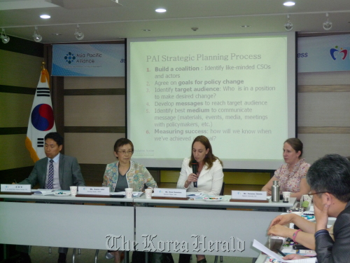 Cha Kwang-myoung (left) of the Korean Parliamentary League on Children, Population and Environment and other panelists listen as Rose Koenders (third from left), executive director for the Asia Pacific Alliance, speaks at the workshop for reproductive health and aid in Seoul on Saturday. (PPFK)