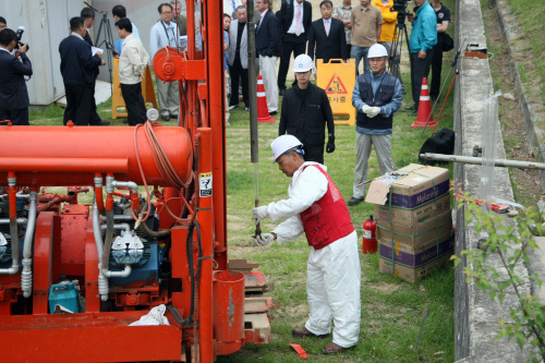 Members of the Korea-U.S. joint investigation team take soil samples at an education and culture center near Camp Carroll in Waegwan, North Gyeongsang Province, Tuesday, where drums of Agent Orange were allegedly buried in 1978. (Yonhap News)