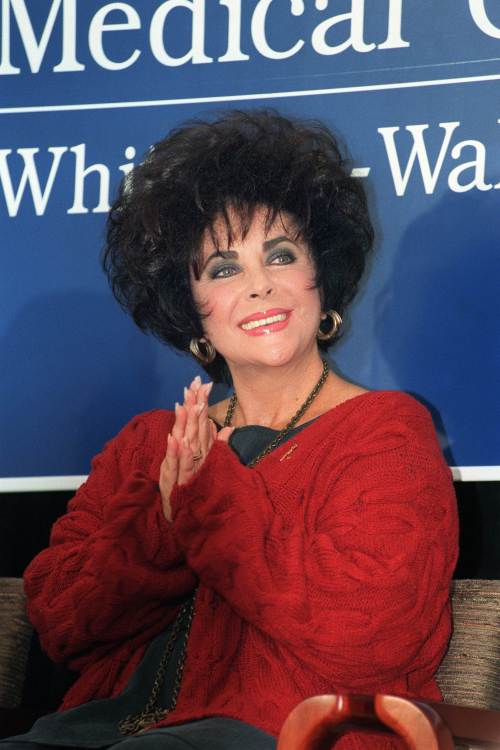 Elizabeth Taylor applauds during the opening ceremony of the Elizabeth Taylor Medical Center at the Whitman-Walker Clinic in Washington in 1993. (AFP-Yonhap News)