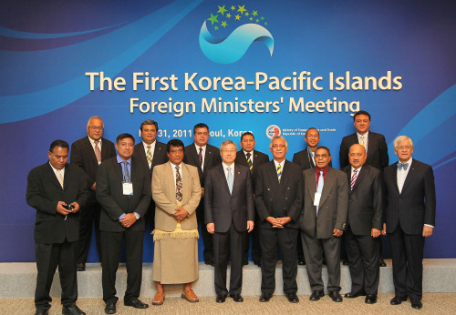 Foreign Minister Kim Sung-hwan (fourth from left, front row) poses for a photograph with his counterparts from Pacific island countries in the first Korea-Pacific Islands Foreign Ministers’ meeting held in Seoul on Tuesday. (Yonhap News)