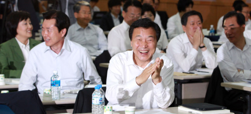 Democratic Party leader Sohn Hak-kyu claps during a workshop for party members in Seoul on Tuesday. (Yonhap News)