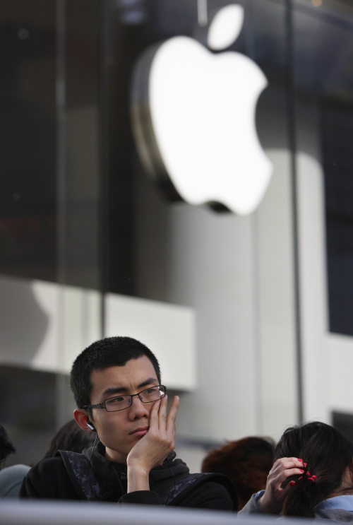 A man wait outside an Apple Store in Beijing, capital of China, May 6, 2011. (Xinhua-Younhap News)