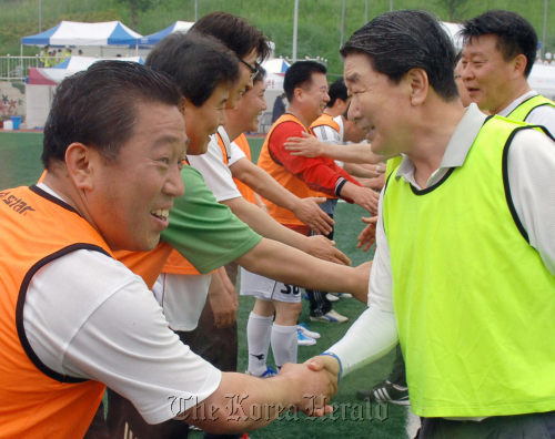 LG Electronics vice chairman Koo Bon-joon (right) shakes hands with a labor union leader during a soccer match between labor and management in Changwon, South Gyeongsang Province. (LG Electronics)