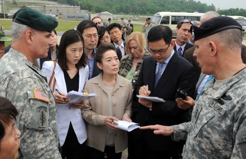 New Environment Minister Yoo Young-sook (center) listens to a U.S. Army officer briefing her on the investigation into alleged Agent Orange burial at Camp Carroll in Waegwan, North Gyeongsang Province on Wednesday. (Joint Photo Press Corps)