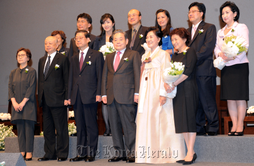 Samsung Electronics chairman Lee Kun-hee (third from right, front row) and his wife Hong Ra-hee (second from right, front row) pose with Prime Minister Kim Hwang-sik (fourth from right, front row) and Ho-Am prize awardees at Ho-Am Art Hall in Seoul on Wednesday. The winners are violinist Chung Kyung-hwa (right, front row), Prof. Ha Taek-jip (second from left, back row), Prof. Thomas Lee (fourth from left, back row), Prof. Augustine Choi (second from right, back row) and legal counselor Kwak Bae-hee (left, front row). (Ahn Hoon/The Korea Herald)