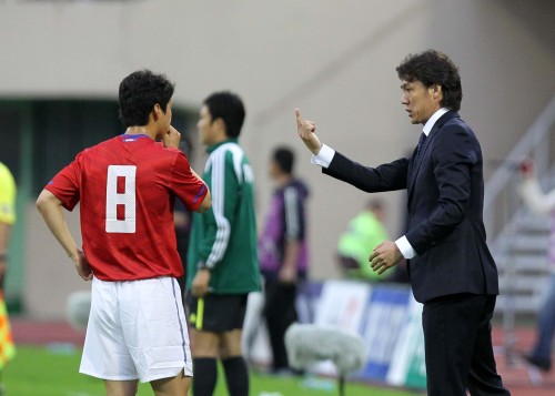 Korea U23 head coach Hong Myung-bo gives instructions to his team. (Yonhap News)