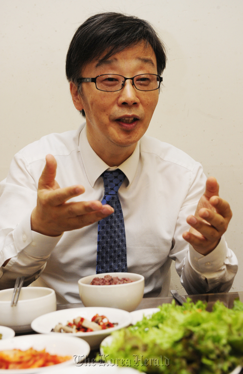 Yoon Sung-chul, a kidney specialist, speaks at a vegetarian restaurant in Insa-dong, Seoul, Tuesday. (Park Hae-mook/The Korea Herald)