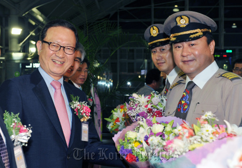 Asiana Airlines chief executive Yoon Young-doo (left) poses with pilots at the ceremony marking the opening of the Busan-Ho Chi Minh City and Busan-Hanoi route in Busan on Thursday. (Yonhap News)