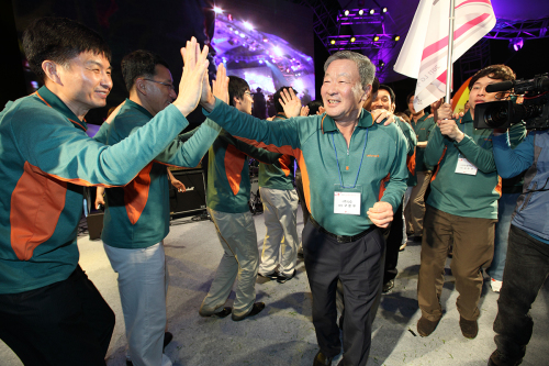 LG Group Chairman Koo Bon-moo high-fives with company employees at the company’s annual innovation session at LG Academy from May 31 to June 1. (LG Group)