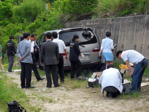 Police investigators examine a car in which four people were found dead in an apparent Internet-based group suicide, in Seongju, North Gyeongsang Province, on Thursday. (Yonhap News)
