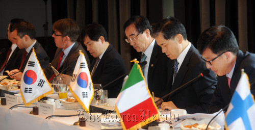Korea Customs Service commissioner Yoon Young-sun (third from right) and Deputy Minister for FTA Choi Seok-young (right) talk about major issues of the Korea-EU FTA at a roundtable discussion with ambassadors of the EU in Seoul on Friday. (Kim Myung-sub/ The Korea Herald)