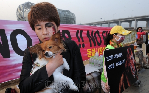 Animal rights activists protest in front of the Floating Island on the Han River on Thursday. (Ahn Hoon/The Korea Herald)