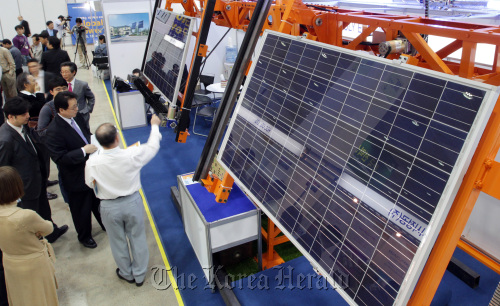 Visitors look at a solar power system at an international fair on smart-grids at COEX in southern Seoul on May 18. (Yonhap News)