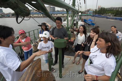 Citizens tour “Rainbow Warrior,” the world’s first Greenpeace environmental campaign ship that docked at Incheon Port on Saturday to mark the opening of the group’s first Seoul office. (Greenpeace)