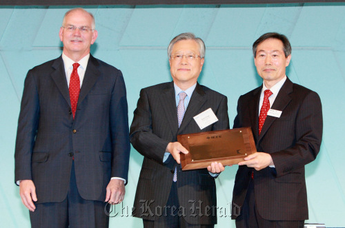 KT chairman Lee Suk-chae (center) receives the IEEE Distinguished Industry Leader Award in Kyoto on Tuesday. At right is IEEE fellow Lee Byung-ki and at left is head judge Vincent Poor. (KT Corp.)