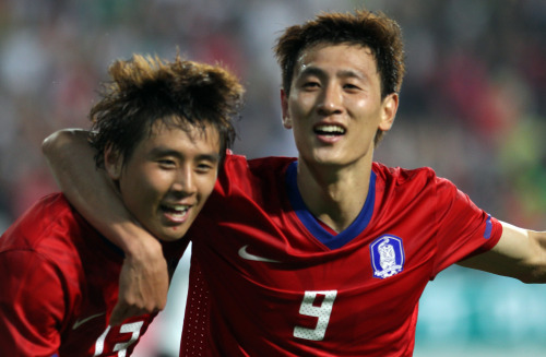 Ji Dong-won (right) congratulates Koo Ja-cheol after he scored the winning goal against Ghana in Jeonju on Tuesday                                                                               (Yonhap News)