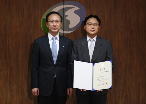 Cho Myung-chul (right), who defected to South Korea from the North in 1994, poses for a photo with Unification Minister Hyun In-taek after being appointed chief of the ministry-affiliated Education Center for Unification on Wednesday. Cho will be taking the highest South Korean government job that a North Korean refugee has ever taken. (Yonhap News)