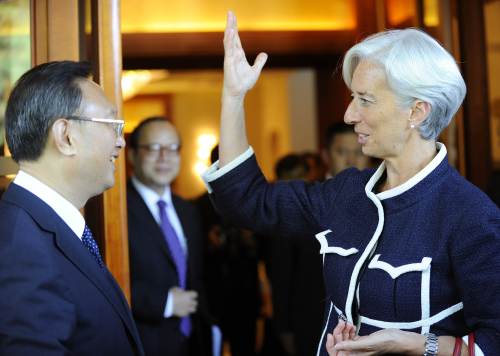 French finance minister Christine Lagarde (right) talks to Chinese Foreign Minister Yang Jiechi after their meeting at the Diaoyutai State Guesthouse in Beijing on Wednesday. (AFP-Yonhap News)