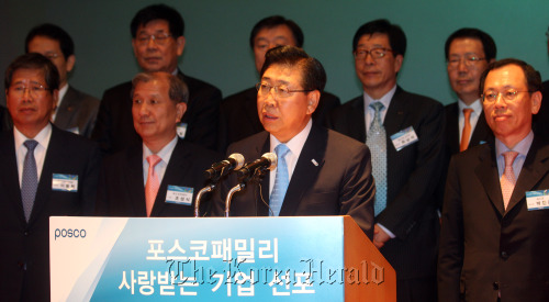 POSCO chief executive Chung Joon-yang speaks at a ceremony to declare a campaign to become a “loved company” at the firm’s headquarters in Daechi-dong, Seoul on Thursday. (Yonhap News)