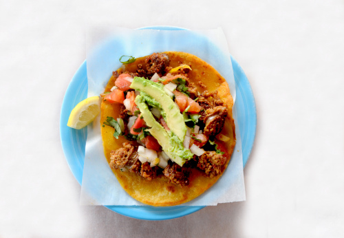 Taco Rico’s taco de chorizo features crumbly homemade sausage topped with onions,tomatoes, cilantro and avocado on a handmade corn tortilla. Squeeze a little lemon juice over it for some perk and douse with salsa verde or salsa roja for that extra oomph. (Kim In-su/The Korea Herald)