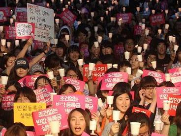 Student protesters shout slogans, calling for the government to cut their tuition fees, at Chonggye Square, Seoul on Friday. (Yonhap News)