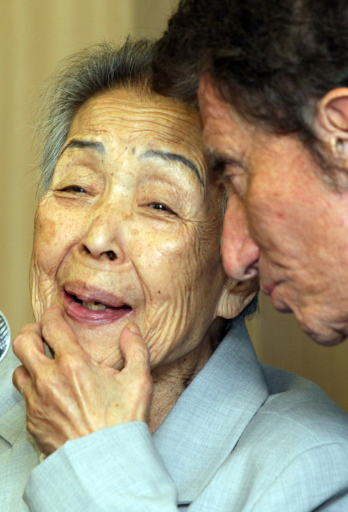 Historian Park Byeong-sen (left) speaks with Jack Lang, former culture minister of France, at a press conference in Seoul, Saturday. (Yonhap News)