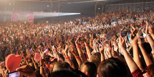 Fans cheer at the K-pop concert at Le Zenith de Paris concert hall on June 10. (Yonhap News)