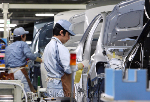 Workers assemble a Toyota Motor Corp. vehicle on the production line of Central Motor Co.’s Miyagi plant in Ohira Village, Miyagi Prefecture, Japan. (Bloomberg)