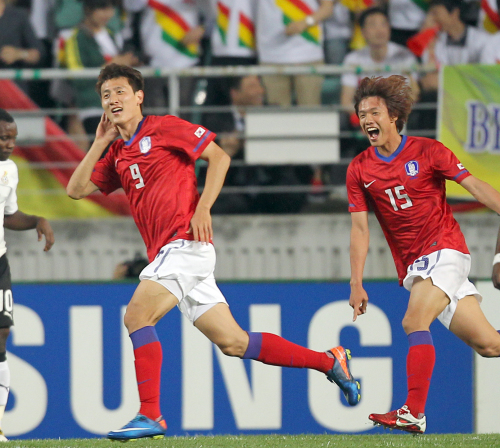 Ji Dong-won (left) celebrates after scoring against Ghana last week. (Yonhap News)