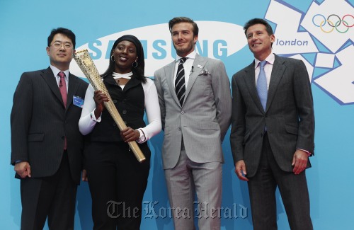 Samsung Electronics and London Olympics officials at the launch of the company’s Olympic promotion campaign in London on Monday. From left: Head of Samsung Electronics’ sports marketing Kwon Gye-hyun, Gabriella Roseje, Samsung Electronics’ London Olympics promotion ambassador David Beckham and London Organizing Committee for the Olympic Games chairman Sebastian Coe. (Samsung Electronics)