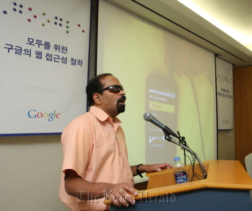 Google Inc. research scientist T.V. Raman speaks at a press conference in Seoul on Tuesday.  (Yonhap News)