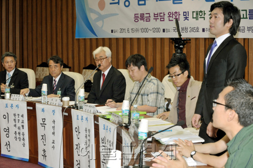 Chung Hyun-ho (right, standing), representative of Seoul-based university student council presidents, speaks at the forum hosted by the ruling Grand National Party on Wednesday to discuss university tuition cut plans. (Yang Dong-chul/The Korea Herald)
