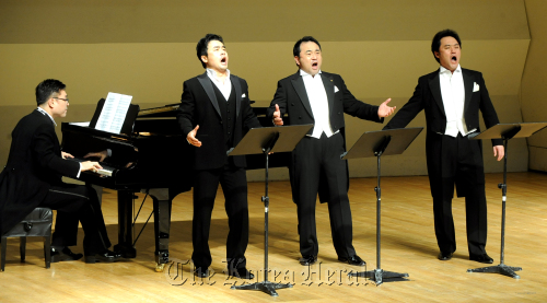 Artists perform at the Donga TV-hosted charity classical music concert for multicultural families at the Center for Gangnam-gu Residents in southern Seoul on Monday.(Park Hyun-koo/The Korea Herald)