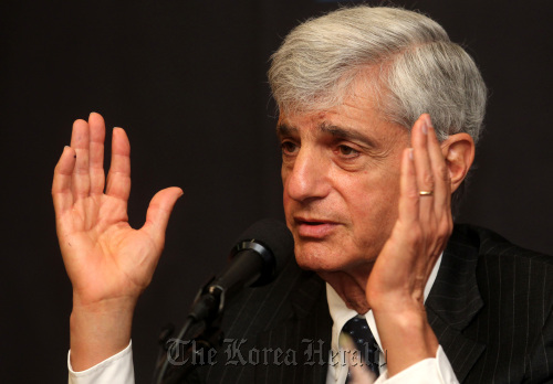 Robert Rubin, former Secretary of the U.S. Treasury speaks at a press conference at a global strategy forum in Seoul on Wednesday. (Edaily)